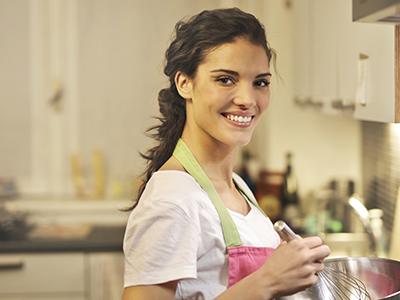 Aujourd’hui nous rencontrons Pauline qui a récemment fait appel à nos services pour la conception et la rénovation de sa cuisine. Sa nouvelle cuisine équipée a été installée il y a quelques semaines et elle nous raconte, à présent, son expérience avec notre équipe Composit Cuisine.